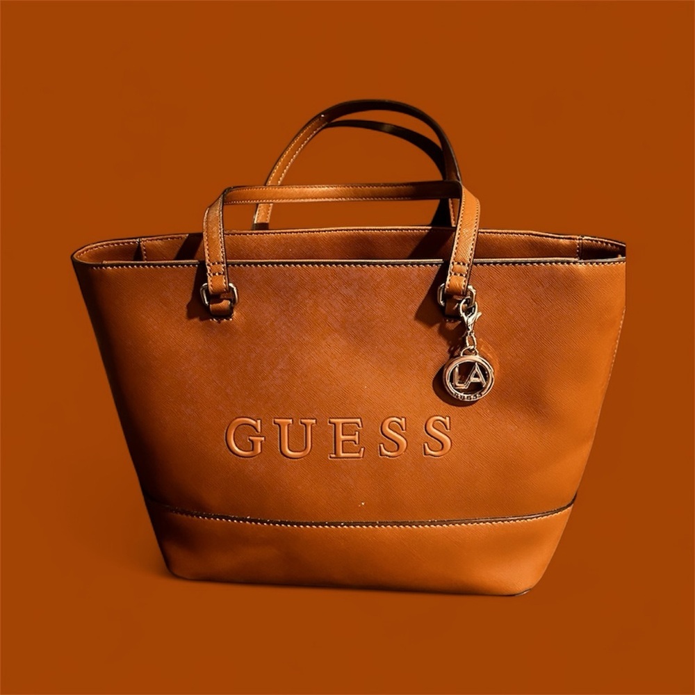 GUESS CARAMEL WOMENS TOTE MEDIUM WIDE BRIM. SIDE POCKET TO SLIP PHONE IN QUICKLY